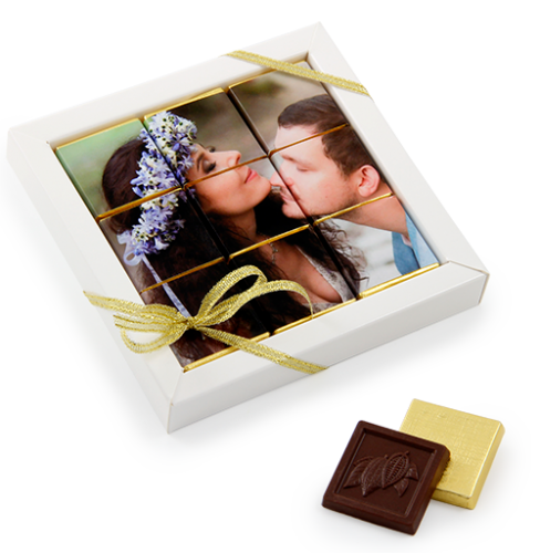 Šokoladukų rinkinys rėmelyje. Jaunųjų nuotrauka arba individualių 
palinkėjimų mozaika sudėliojama iš šokoladukų. Dėžutė baltos spalvos.