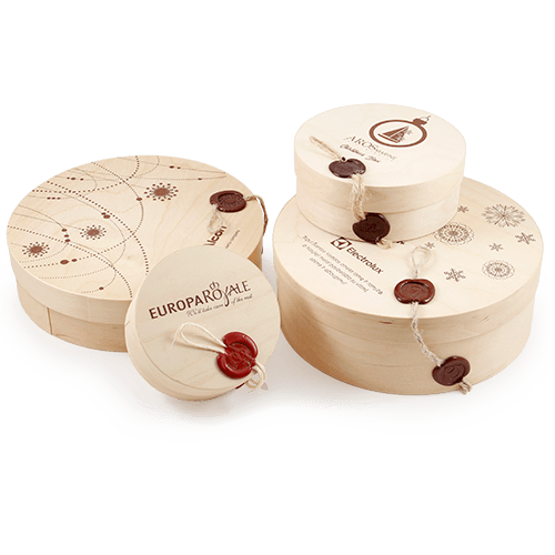 Round souvenir boxes with decoration. Brown inscription on the cover. Decorative 
embossed wax seal with linen rope. The box is suitable for packaging of candy, various sweets, pastries and souvenirs.