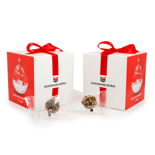 Puiki kalėdinė dovana klientams, partneriams ir įmonės darbuotojams 
- saldainių dėžutė KUBAS DIDELIS papuošta kalėdiniais motyvais ir Jūsų įmonės logotipu

Šv. Kalėdoms siūlome dėžutę su nuostabiais, rankų darbo triufeliais
Išskirtinis šokolado skonis sukurs šventinę nuotaiką ir suteiks malonią 
galimybę pavaišinti bendradarbius ir kolegas
Šokoladiniai triufeliai su kreminiu įdaru yra supakuoti po viena į skaidrius 
maišelius

Specialus pasiūlymas: baltos spalvos dėžutė surišta pasirinktos spalvos 
juostele su įmonės logotipu

Nemokamai sukursime individualų dėžutės dizainą su jūsų įmonės 
atributika

Dėžutės yra pagamintos iš kartono turinčio FSC sertifikatą. Kartonas 
yra 100% perdirbamas