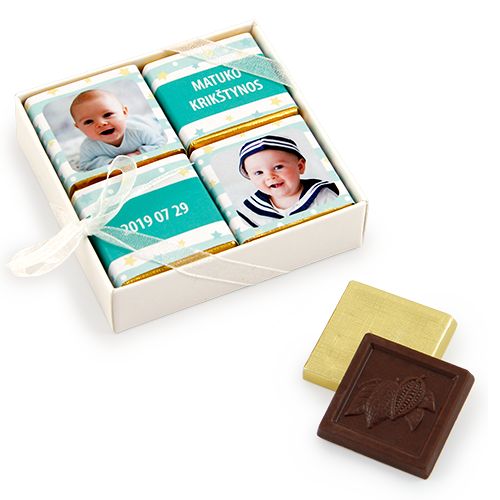Šokoladukų rinkinys dėžutėje. Vaikučio nuotrauka arba palinkėjimų 
mozaika sudėliota iš šokoladukų. Dėžutė baltos arba natūraliai rudos spalvos.