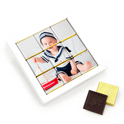 Šokoladukų rinkinys rėmelyje. Vaikučio nuotrauka arba palinkėjimų 
mozaika sudėliota iš šokoladukų. Dėžutė baltos spalvos.