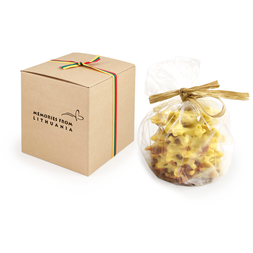 Tradicinis lietuviškas pyragas dėžutėje su trispalve juostele. Dėžutė 
iš rudo kartono.