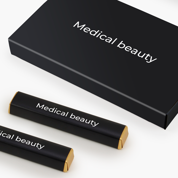 Šokoladiniai saldainiai su logotipu individualaus dizaino dėžutėje | STIKAI (9 × 18 g) | saldireklama.lt