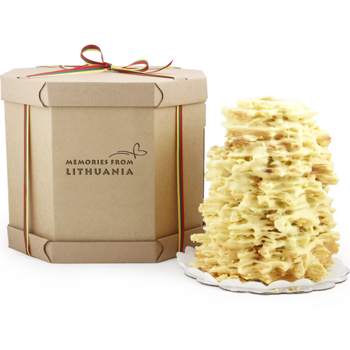 Tradicinis sluoksniuotas šventinis pyragas dėžutėje iš rudo gofro kartono su užrašu „MEMORIES FROM LITHUANIA“. <br>
Pagal užsakymą papuošime įmonės logotipu.
 