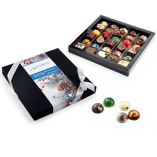 Kolekcinių kalėdinių saldainių rinkinys juodos spalvos dėžutėje su Jūsų įmonės logotipu ant spalvotos įklijos.<br><br>
Gardžiausi saldainiai su skirtingais įdarais kaskart žadina vis naujas emocijas. 
