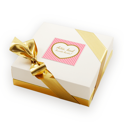 Puošni saldainių dėžutė su vardiniais šokoladiniais luitukais. Balta dėžutė auksiniu arba sidabriniu dugneliu. Dėžutės dekoravimas: medalionas su nuotrauka, inicialais ar individualiu sveikinimu. 
 
