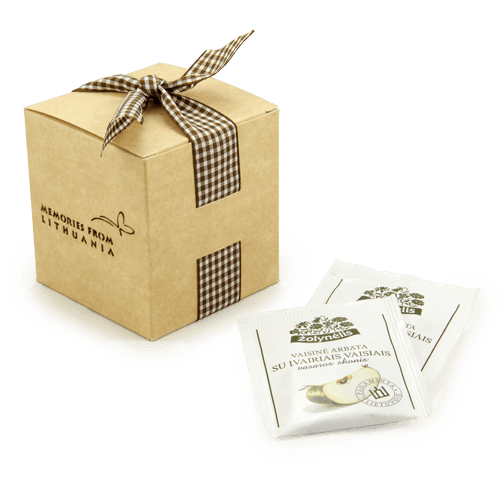 Lietuvoje pagaminta vaisinė arbata arba žolelių mišiniai dėžutėje su  logotipu. Natūraliai rūdos spalvos dėžutės su išraižytu logotipu arba balta dėžutė su atspaustu logotipu ir priderintos spalvos juostele. 
 