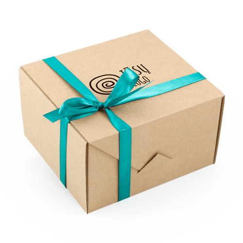 Kalėdinė, lietuviška verslo dovana partneriams užsienyje - kūčiukai 
dėžutėje su įmonės logotipu. Dėžutė iš rudo kartono. Logotipą galima išraižyti ant viršelio, atspausti ant įmautės, juostelės arba atviruko.