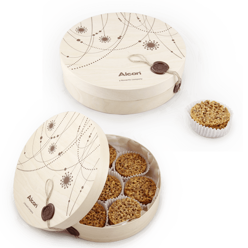 Subtle almond biscuits handmade with precision in the natural wood box 
with the logo - original, thoughtful Christmas gift. Jewelery and lace resembling delicacies will be enjoyed by those valuing accuracy, will surprise and be remembered for a long time.