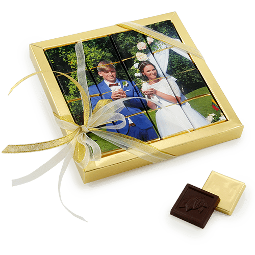 Šokoladukų rinkinys rėmelyje. Jaunųjų nuotrauka arba individualių 
palinkėjimų mozaika sudėliojama iš šokoladukų. Dėžutė baltos arba 
natūraliai rudos spalvos.