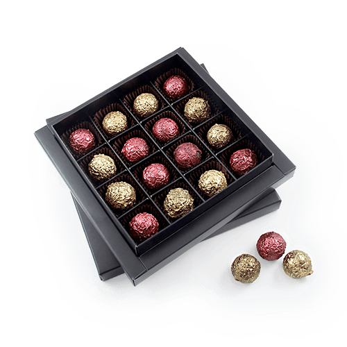 Itin aukštos kokybės rankų darbo juodojo šokolado triufeliai su kreminiu 
įdaru. Rinkinį juodoje dėžutėje su logotipu galite užsisakyti iš 
trijų variantų: „paauksuotų“, „pasidabruotų“ arba „raudona 
bronza“ nuspalvintų saldainių.