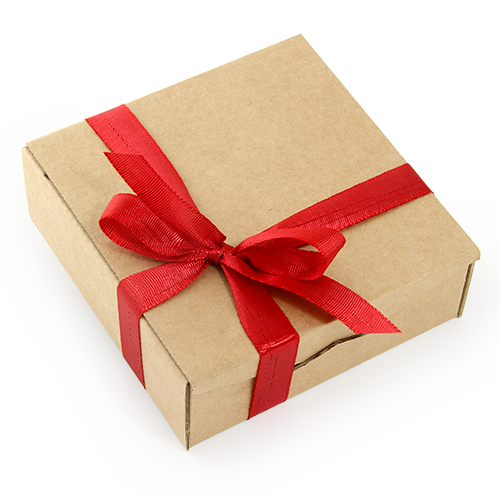 Rudos spalvos dovanų dėžutė iš mikrogofro kartono. Puošiama kaspinu arba etikete. Dėžutė tinka saldainiams, įvairiems saldumynams ir suvenyrams supakuoti. Pagal užsakymą uždėsime logotipą, pagaminsime juostelę su spauda.
 