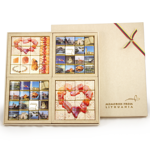 Solidi ir įspūdinga dovana reprezentuojanti Lietuvą. 
Šokoladukų rinkinys dėžutėje natūraliai rudos spalvos su užrašu 
„MEMORIES FROM LITHUANIA“. 
Pagal užsakymą uždėsime įmonės logotipą.