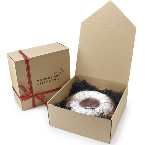 Tradicinis lietuviškas pyragas su aguonomis it medumi. 
Pyragas gausiai papuoštas cukruotomis spanguolėmis. 
Dėžutė iš rudo gofro kartono su užrašu „MEMORIES FROM LITHUANIA“. 
Pagal užsakymą papuošime įmonės logotipu.