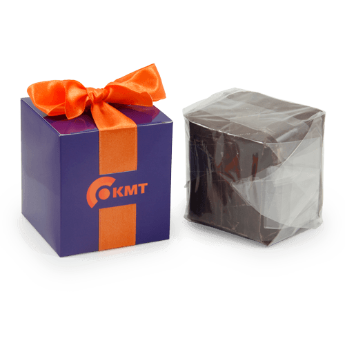 Šokolado be priedų kubas dėžutėje su logotipu. Originalus sprendimas pasveikinti partnerius - įspūdinga, prabangi ir reprezentatyvi verslo dovana.
 