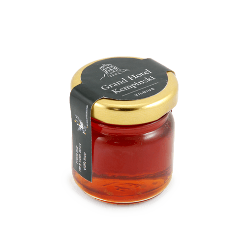 Natūralus bičių medus arba medus su įvairiais natūraliais priedais mažame indelyje su logotipu ant etiketės.<br><br>
Dangtelį dekoruojame medžiagine arba popierine servetėle.
 