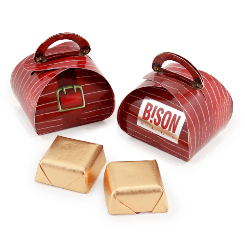 Miniatiūrinio „sakvojažo“ formos dėžutė su šokoladiniais luitukais. 
Tinkama kaip teminis reklaminis suvenyras kelionių organizatoriams, galanterijos parduotuvėms arba kaip dovanėlė parodos stende.