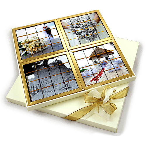 Didelis šokoladukų rinkinys įspūdingoje dėžutėje. Iš šokoladukų 
sudėliojamos 4 nuotraukos arba skirtingų nuotraukų ir palinkėjimų mozaika. Dėžutė natūraliai rudos spalvos. Sveikinimas ant viršelio.