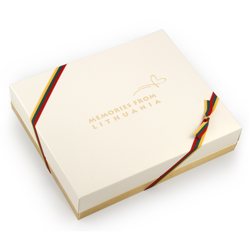 Prabangus šokoladinių saldainių rinkinys dėžutėje su auksiniu užrašu „MEMORIES FROM LITHUANIA“.<br>
Solidi  dovana, atitinkanti aukščiausius protokolo reikalavimus.  <br>
Pagal užsakymą papuošime įmonės logotipu.
 