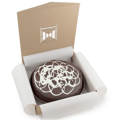 Šokoladinis pyragas dėžutėje su logotipu – klasika tapusi, visada 
džiuginanti kalėdinė verslo dovana. Puikus pasirinkimas, norint pasveikinti įmonės darbuotojus ar partnerius. Uogų mėgėjams – su šokoladu visada derančios vyšnios. Gurmaniškų patirčių ieškotojams – konditerijos atradimu tapę burokėliai.

Dėžutė iš rudo kartono. Logotipą galima išraižyti ant viršelio, 
atspausti ant įmautės, juostelės arba atviruko.