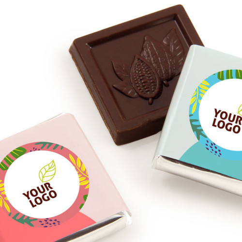 Sveikas ir gardus juodas šokoladas tvarioje reklaminėje pakuotėje. Reklaminės 
šokoladukų etiketės su logotipu pagamintos iš popieriaus, turinčio FSC sertifikatą. Vidinė pakuotė (folija) pagaminta iš „mono“ plėvelės – homogeniškos, 100% perdirbamos medžiagos.