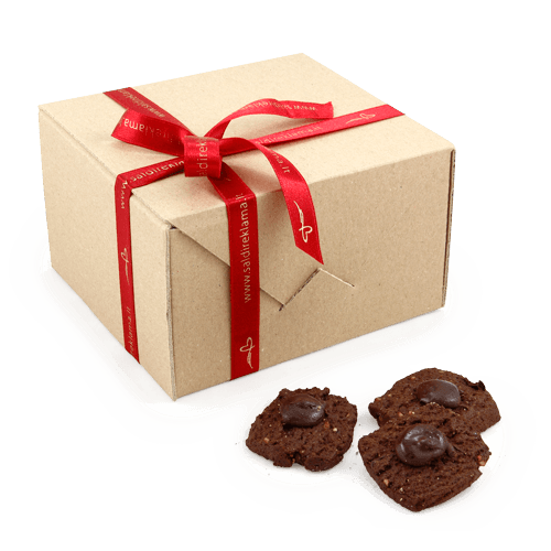 Pasirinkto skonio sausainiai dėžutėje su logotipu – verslo suvenyras įmonės partneriams ir klientams.<br><br>
Kalėdinis rinkinys nedideliam kolektyvui.<br><br>
Dėžutė iš rudo kartono. Logotipą galima išraižyti ant viršelio, atspausti ant įmautės, juostelės arba atviruko.
 