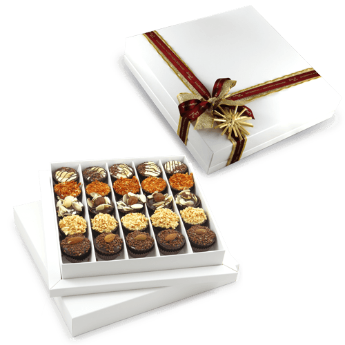 Labai prabangi verslo klasės dovana. Dėžutė su įvairiais šokoladiniais 
skanėstais.
Išskirtinė kalėdinė dovana svarbiam verslo partneriui. Dėžutė baltos 
spalvos su logotipu. 
Logotipas ant viršelio, ant atviruko arba ant pasirinktos spalvos juostelės.