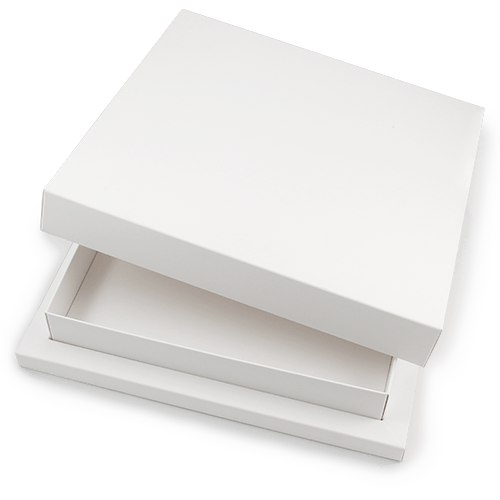 Didelė puošni dviejų dalių dovanų dėžutė iš baltos spalvos laminuoto 
kartono. Puošiama kaspinu, atviruku. Dėžutė tinka saldainiams ir suvenyrams 
supakuoti. Pagal užsakymą (nuo 50 vnt.) uždėsime logotipą, pagaminsime 
juostelę su spauda.
