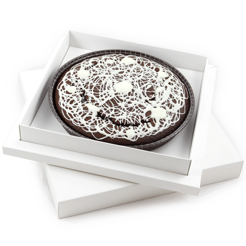 Šokoladinis pyragas dėžutėje su logotipu – klasika tapusi, visada džiuginanti kalėdinė verslo dovana. Puikus pasirinkimas, norint pasveikinti įmonės darbuotojus ar partnerius. Uogų mėgėjams – su šokoladu visada derančios vyšnios. Gurmaniškų patirčių ieškotojams – konditerijos atradimu tapę burokėliai.<br><br>
Dėžutė baltos spalvos. Apipavidalinimas: logo ant juostelės, spalvota įmautė arba atvirukas.  
 