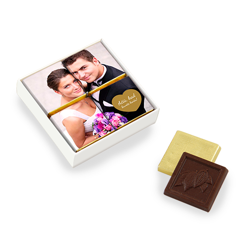 Šokoladukų rinkinys dėžutėje. Jaunųjų nuotrauka arba palinkėjimų mozaika sudėliojama iš šokoladukų. Dėžutė baltos arba natūraliai rudos spalvos. 