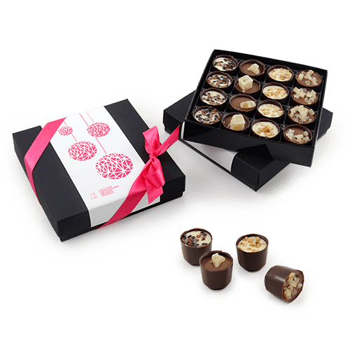 Collection Christmas candy in a small box with the logo. Choose from three 
different gourmet chocolate set flavors: for coffee, for tea or for wine. Ideal for sending a gift by post.