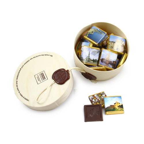 Solidi reprezentacinė dovana. Iliustruotų šokoladukų rinkinys medinėje 
dėžutėje „MEMORIES FROM LITHUANIA“. 
Įspaudas ant dekoratyvios smalkos ir lininė virvelė.