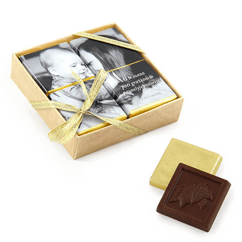 Šokoladukų rinkinys dėžutėje. Nuotrauka arba palinkėjimų mozaika 
sudėliojama iš šokoladukų. Dėžutė baltos arba natūraliai rudos spalvos.