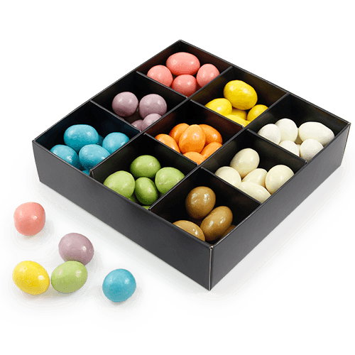 Šokoladinių dražė saldainiukų rinkinys juodoje dėžutėje su spalvota reklamine įklija. Rinktiniai riešutai, šiaurinės uogos, vaisių saldumas ir rūgštelė panardinti nepaprastai aromatingame aukštos kokybės belgiškame šokolade. Skamba kaip tobula kalėdinė verslo dovanėlė darbuotojams ar klientams tiesa?<br><br>
Įvairių spalvų ir skonių saldainių pasirinkimas.
 
