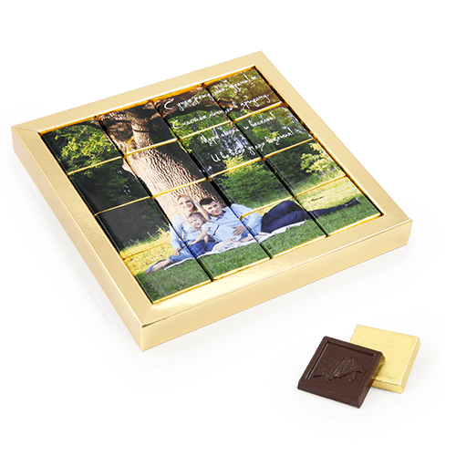 Šokoladukų rinkinys rėmelyje. Nuotrauka arba palinkėjimų mozaika sudėliojama iš šokoladukų. Dėžutė baltos arba natūraliai rudos spalvos. 