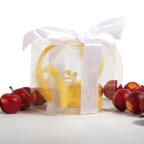 Kubelio formos dėžutė iš skaidraus plastiko. Tinka įvairiems saldumynams supakuoti. Dekoruojama praveriamu kaspinų. Pagal užsakymą užnešame logotipą. Pakuotę su individualia spauda gaminame nuo 50 vnt.
 