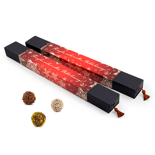 Elegantiška saldainių dėžutė su triufeliais – klasika alsuojanti 
saldi kalėdinė dovana. Dekoratyvi detalė iš tekstilės originaliai papuošią saldainių dėžutę ir suteikia jai šventiškumo. Ant reklaminės įmautės puikiai atrodys Jūsų logotipas, kalėdiniai motyvai ir sveikinimai

Dvylikos skirtingų skonių rankų darbo šokoladiniai triufeliai pagaminti 
naudojant tik natūralias medžiagas. Nustebinkite savo partnerius, darbuotojus ir klientus originalia verslo dovana, nuostabiu šokoladu ir išieškotais įdarais

Idealiai tinka norintiems kalėdinę dovaną klientams siųsti paštu.

Nemokamai sukursime individualų dėžutės dizainą su jūsų įmonės 
atributika

Dėžutės yra pagamintos iš kartono turinčio FSC sertifikatą. Kartono 
dėžutės yra 100% perdirbamos