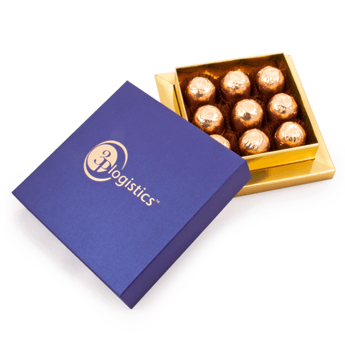 Luxurious business class box with chocolate candy. 

 The bottom is gold, silver or adjusted to the color of the cover. 

 The logo on the cover, on the postcard, or on the ribbon in selected 
color.