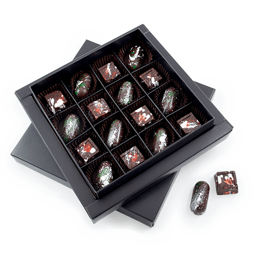 16 vnt. šokoladinių saldainių su gurmaniškais įdarais juodos spalvos 
dėžutėje su logotipu. Saldainiai puošti abstraktaus ekspresionizmo stiliaus dekoru.