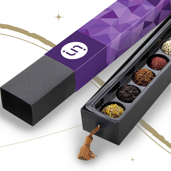 Saldainių dėžutė „Grand“ – klasika alsuojanti saldi dovana. 